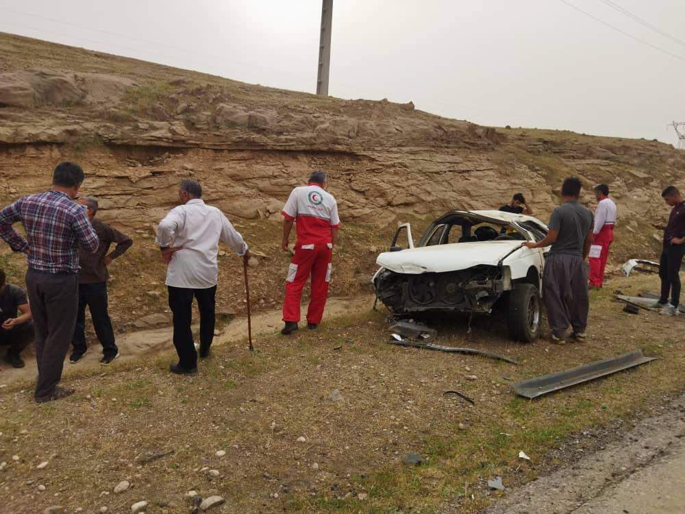 امداد رسانی نجاتگران پایگاه امداد ونجات بین شهری امام علی(ع) به مصدوم حادثه واژگونی خودروی سواری پژو