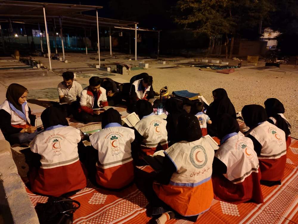 حضور جوانان هلالاحمر رامهرمز بر سر مزار جوان فعال سید مجتبی میرسالاری درشب قدر