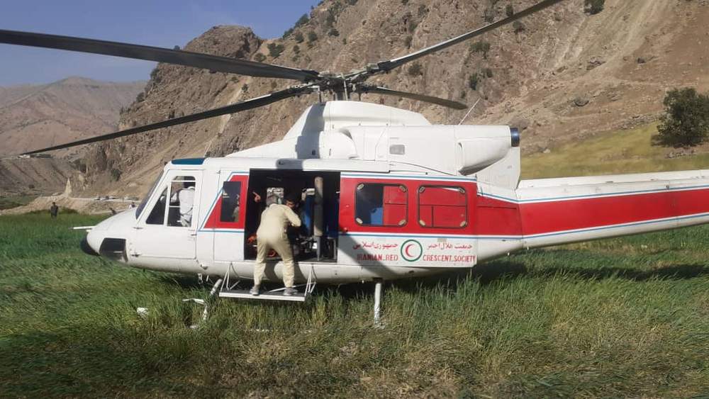 امدادرسانی نجاتگران هلال احمر به کوهنوردی در ارتفاعات روستای بارز و شوار