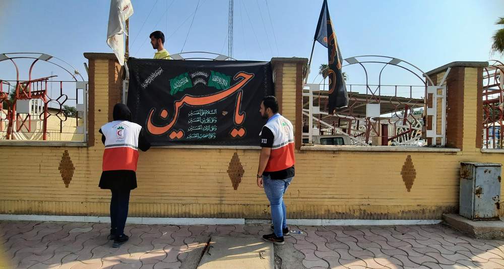 نصب پرچم عزای حسینی به مناسبت فرارسیدن ماه محرم در مسجدسلیمان