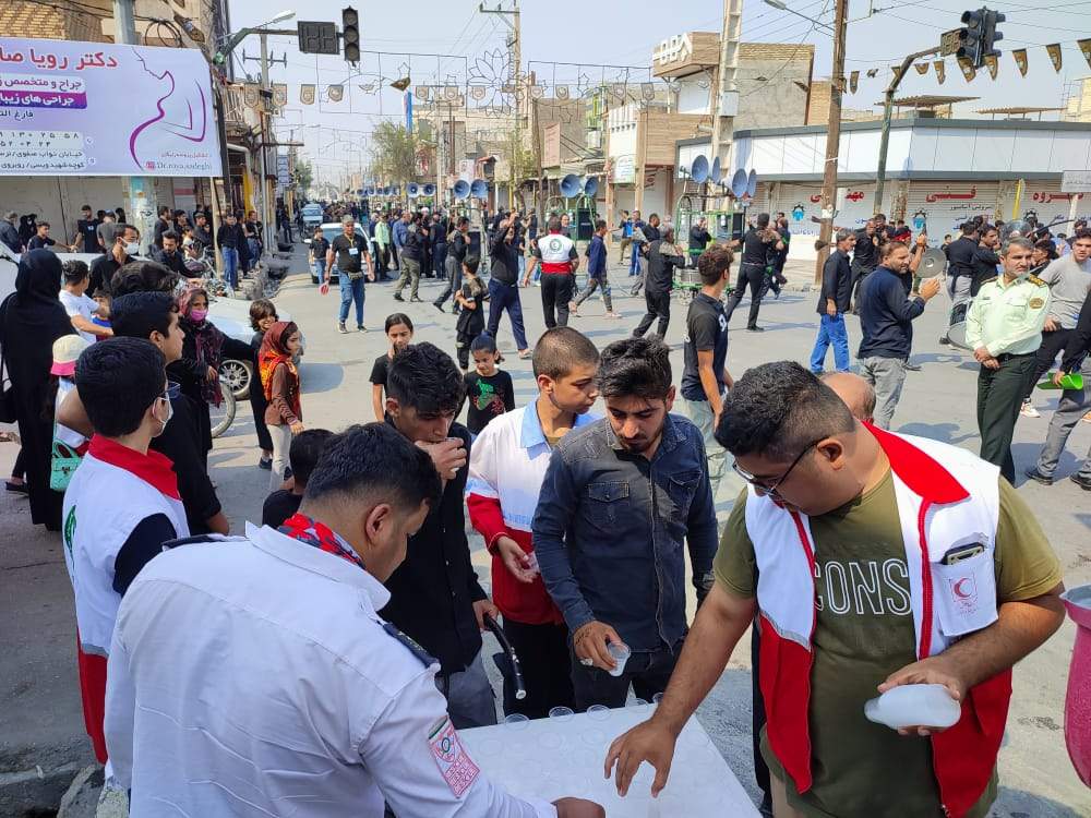 پوشش امدادی وبرپایی ایستگاه صلواتی توسط هیئت حضرت علی اکبر(ع) رامهرمز در روز عاشورا