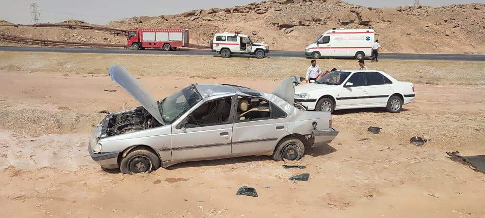 امدادرسانی با مصدومان حادثه واژگونی خودرو 405
