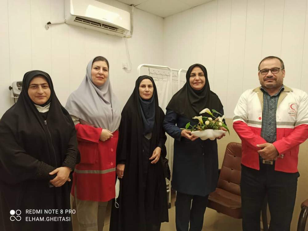 قدردانی داوطلبان هلال احمر اندیمشک از پزشک داوطلب این جمعیت