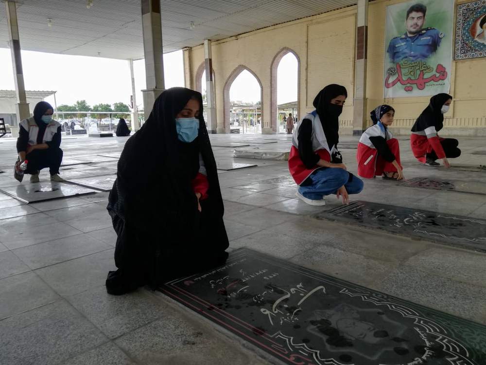 ادای احترام اعضای هلال احمر رامهرمز به مقام شهدا در هفته دولت