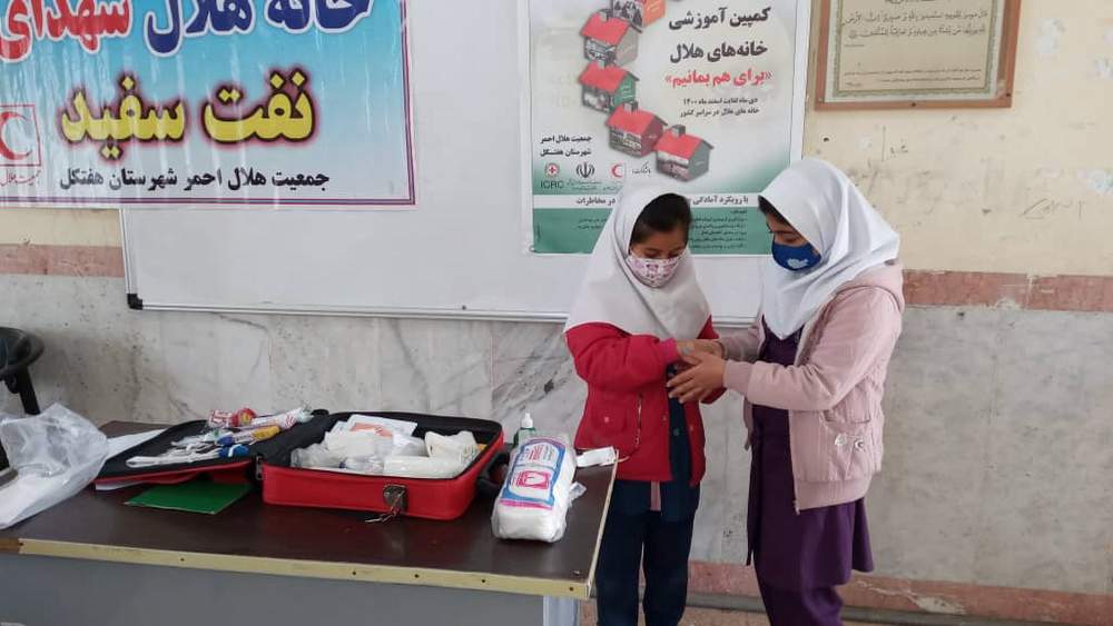زنگ انقلاب با همکاری کانون های هلال احمر در مدارس هفتکل به صدا در آمد