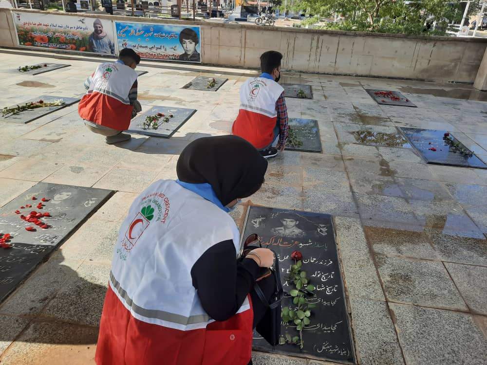 غبار روبی و گل افشانی گلزار شهدای ۸ سال دفاع مقدس به مناسبت دهه فجر در شهرستان هفتکل