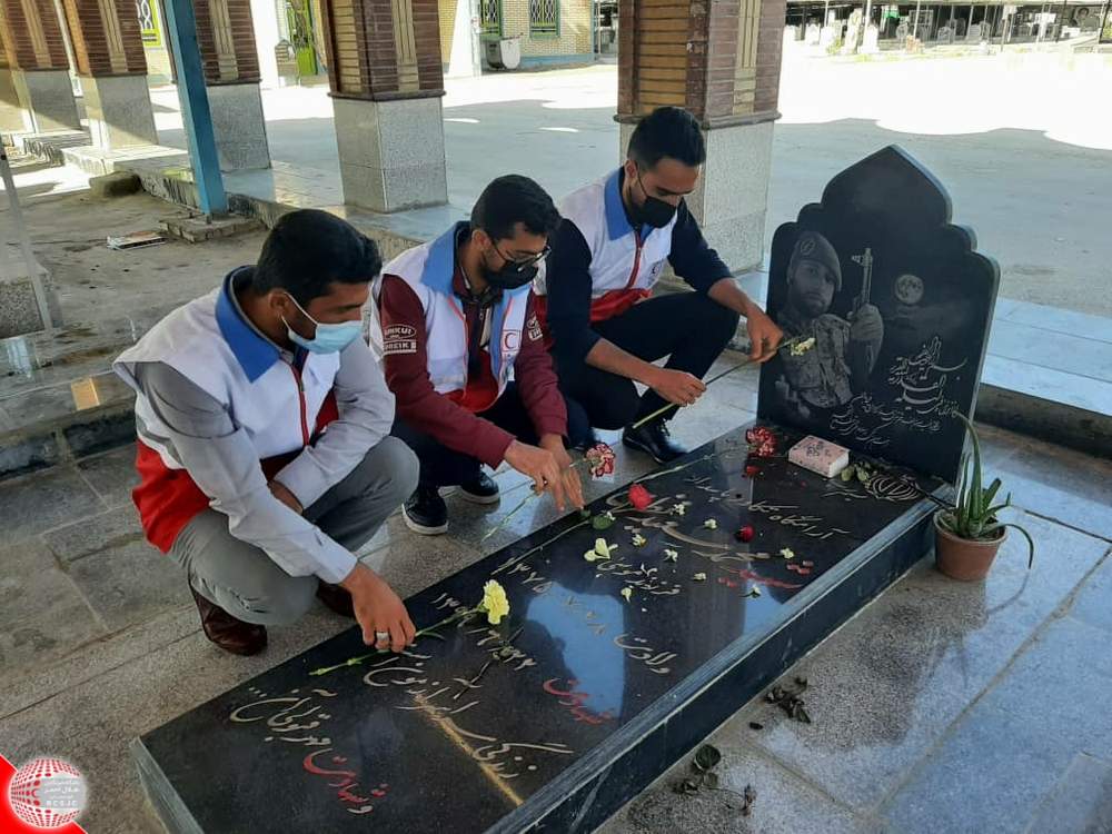 غبارروبی مزار شهید نظری زنگنه عضو جوان  هلال احمر با حضور جوانان باغملک در دهه فجر