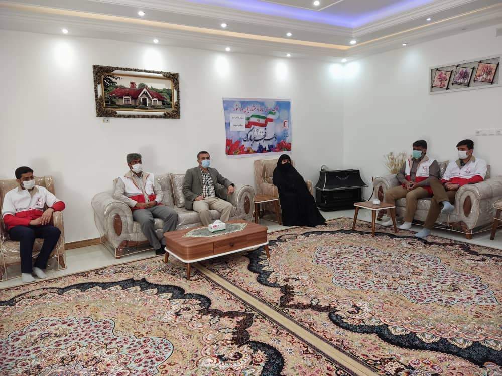 دیدار اعضای هلال احمر لالی با خانواده‌ی معظم شهدا به مناسبت گرامی داشت دهه فجر