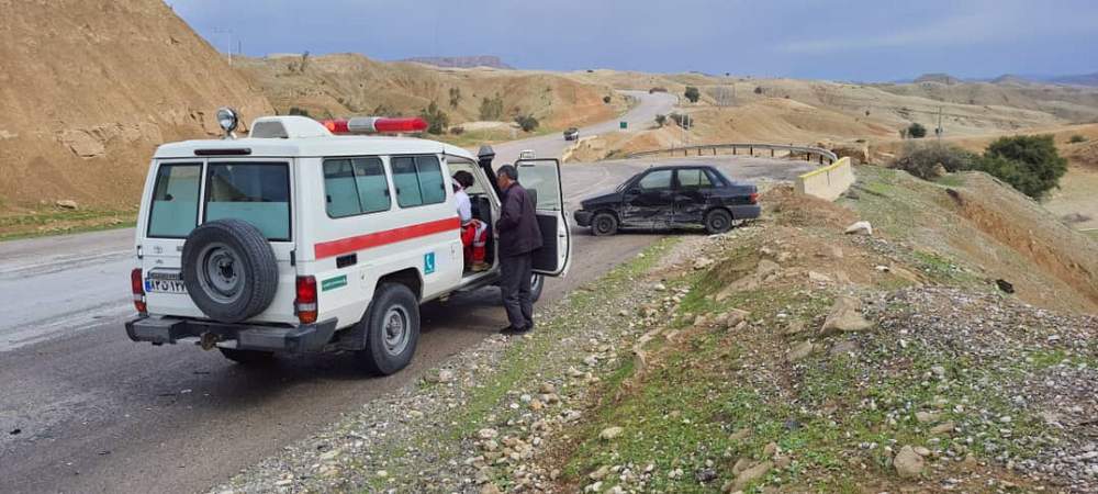 عملیات امدادرسانی نجاتگران هلال احمر اندیمشک به مصدوم حادثه برخورد یک دستگاه سواری پژو با سواری پراید