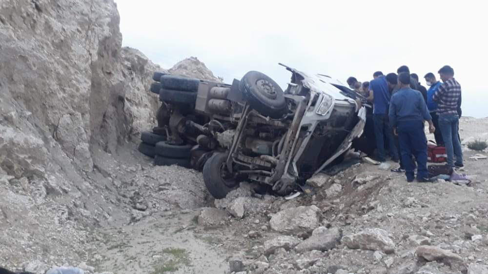 عملیات رها سازی مصدوم واژگونی کامیون درمحور مسجدسلیمان_اندیکا توسط نجاتگران هلال احمر
