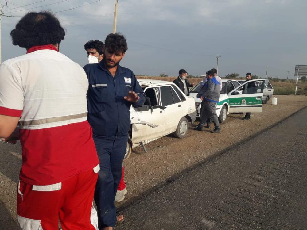 امدادرسانی نجاتگران هلال احمر به 4 مصدوم حادثه واژگونی خودرو در محور دارخوین