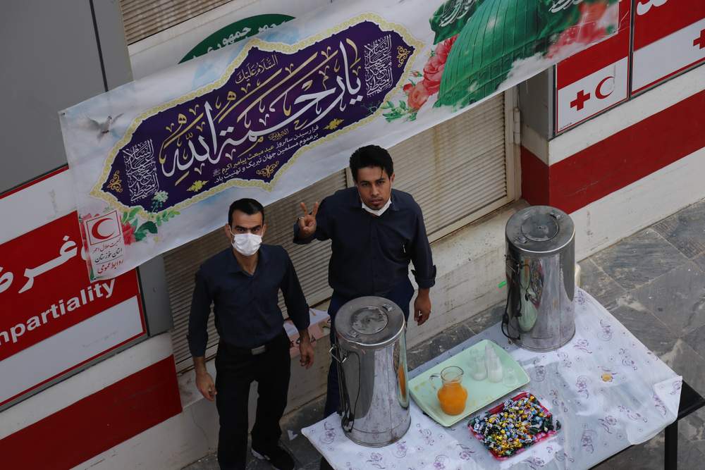 برپایی ایستگاه صلواتی در ستاد جمعیت هلال احمر خوزستان به مناسبت عید مبعث