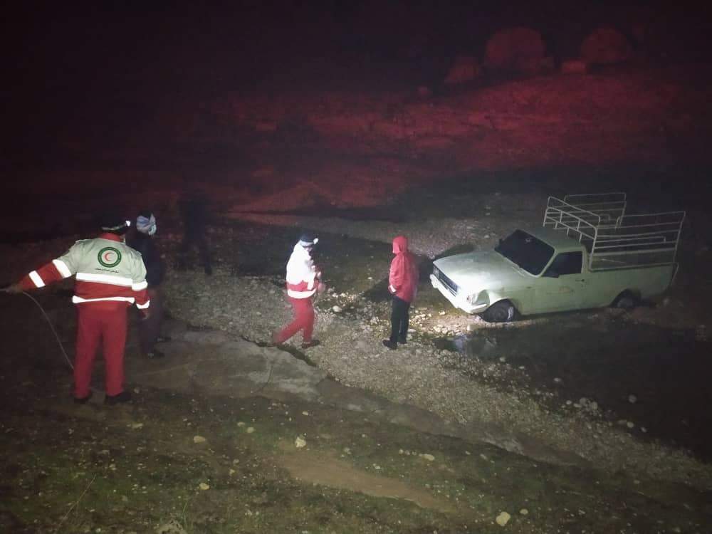 نجات خانواده گرفتار در مسیر باتلاقی حوالی روستای بیدبلند توسط امدادگران جمعیت هلال احمر شهرستان بهبهان