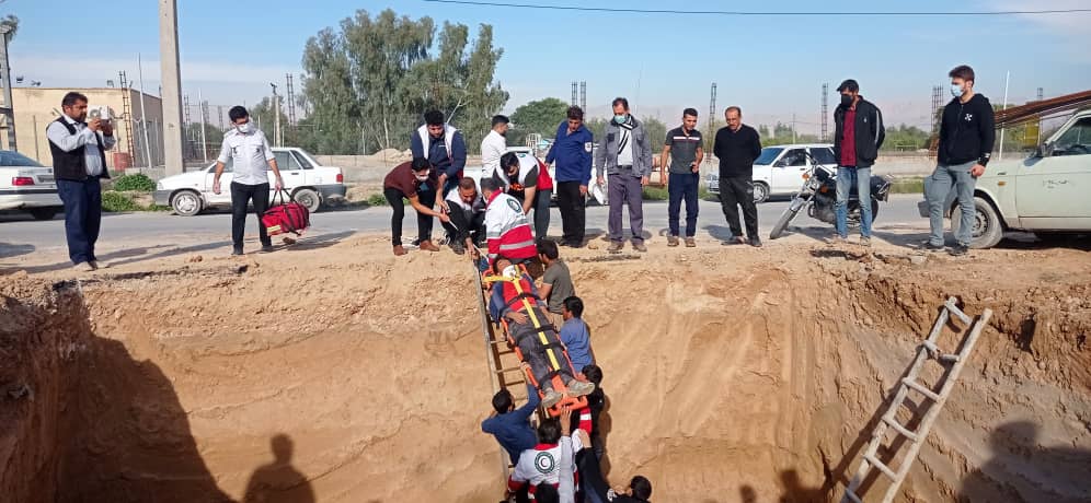 نجات فرد سقوط کرده در یک گودال توسط نجاتگران جمعیت هلال احمر بهبهان