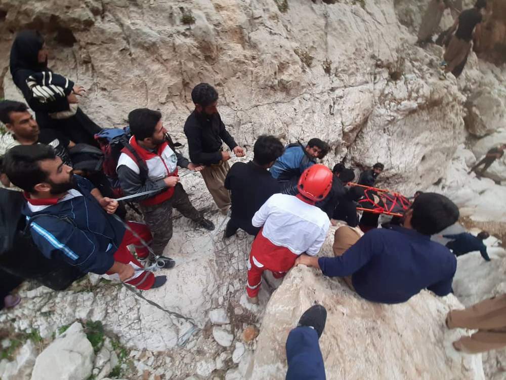 نجات جان جوان۲۶ ساله توسط نجاتگران کوهستان شهرستان لالی