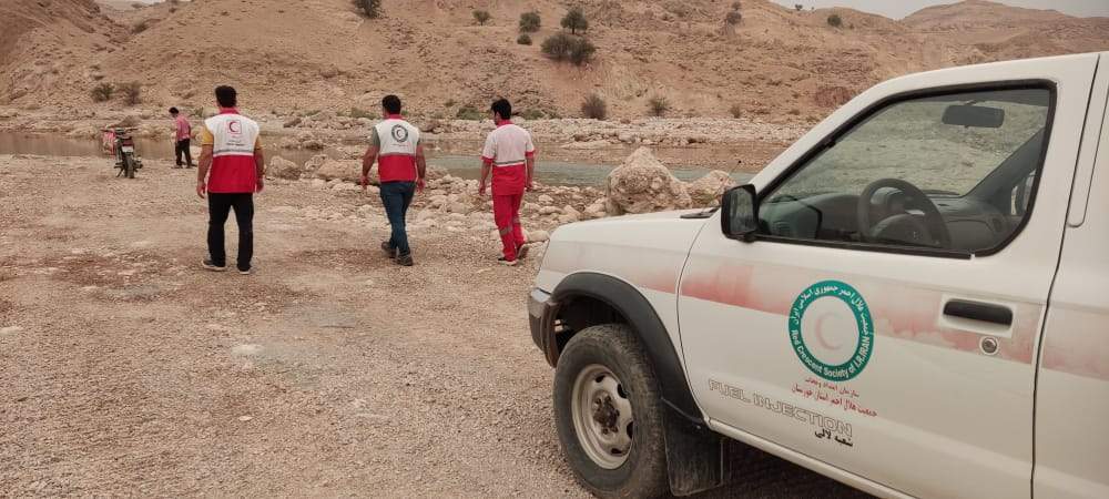 تلاش نجاتگران هلال احمر لالی برای اعلام هشدار به ساکنین مناطق پر خطر