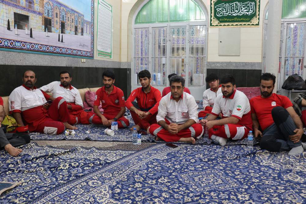 نشست صمیمانه مدیر عامل جمعیت هلال احمر استان خوزستان با  نجاتگران حاضر در حادثه متروپل