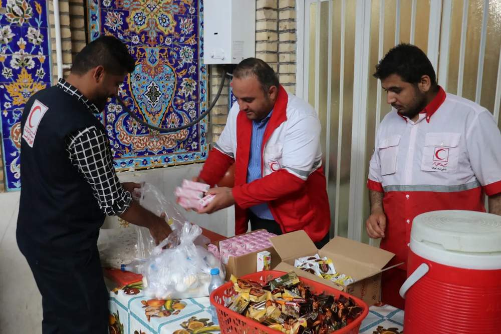 گزارش تصویری| ارائه خدمات جهادی پا به پای امدادگران  توسط عوامل معاونت منابع انسانی و پشتیبانی جمعیت هلال احمر استان خوزستان در حادثه متروپل