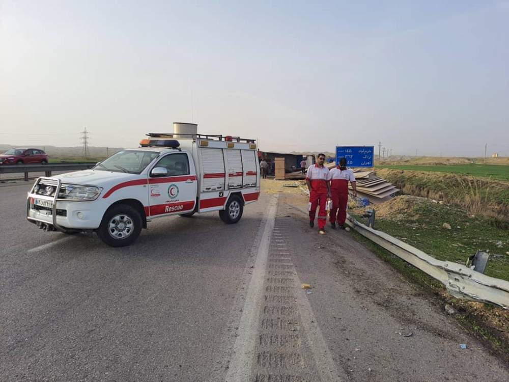واژگونی یک دستگاه تریلر اسکانیا در محور اندیمشک-پل زال دو مصدوم برجای گذاشت
