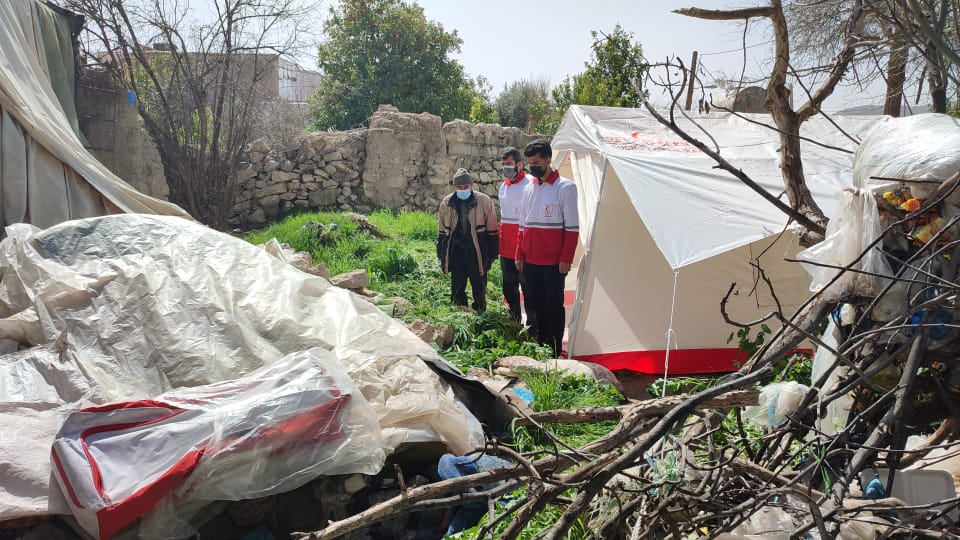 اهدا و برپایی یک تخته چادر برای مردی بی سرپناه در روستای پیان .
