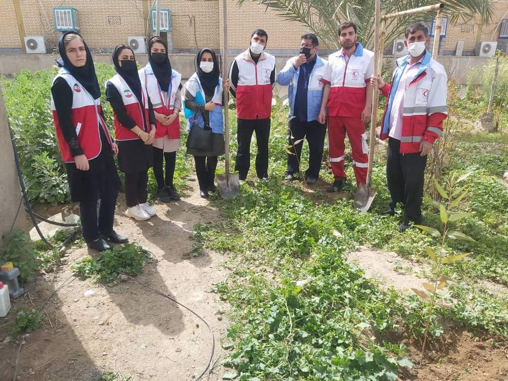 کاشت نهال به مناسبت روز درختکاری توسط امدادگران و داوطلبان جمعیت هلال احمر شوشتر