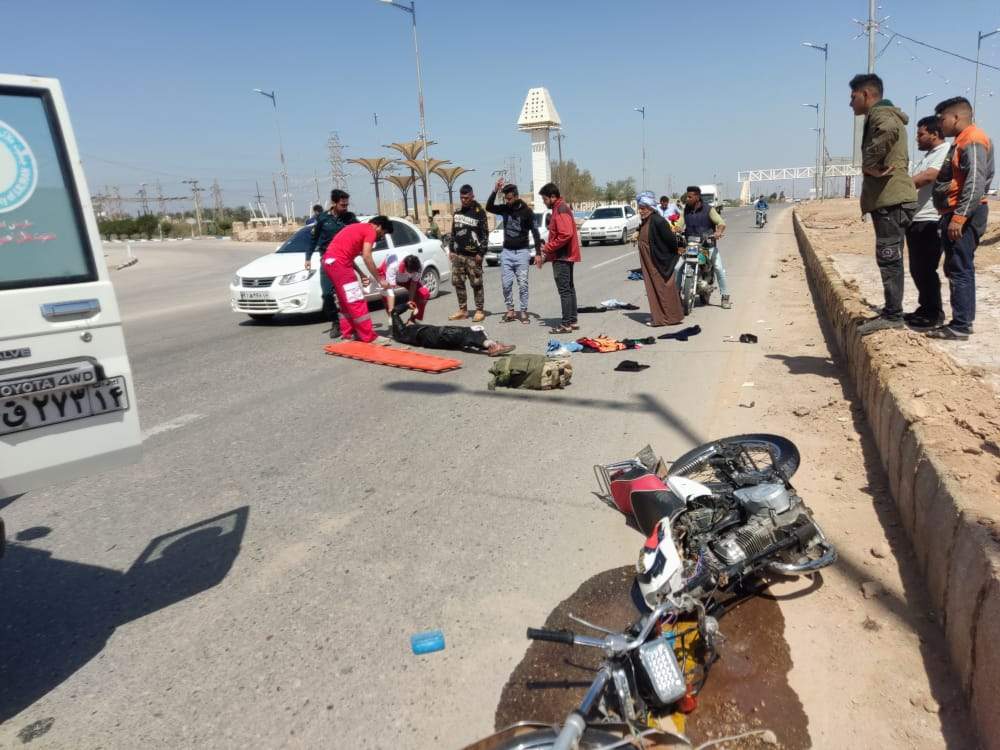 امدادرسانی نجاتگران هلال احمر به مصدومان حادثه سه راهی دارخوین