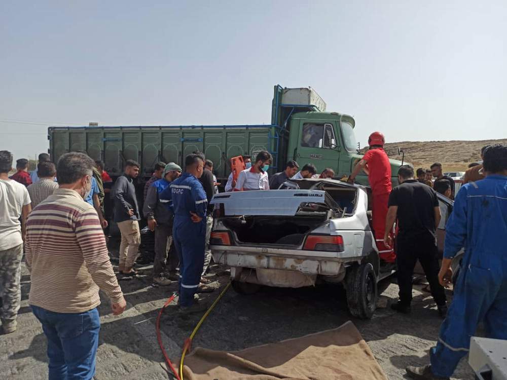 رها سازی فرد گرفتار در خودرو توسط نجاتگران هلال احمر رامهرمز