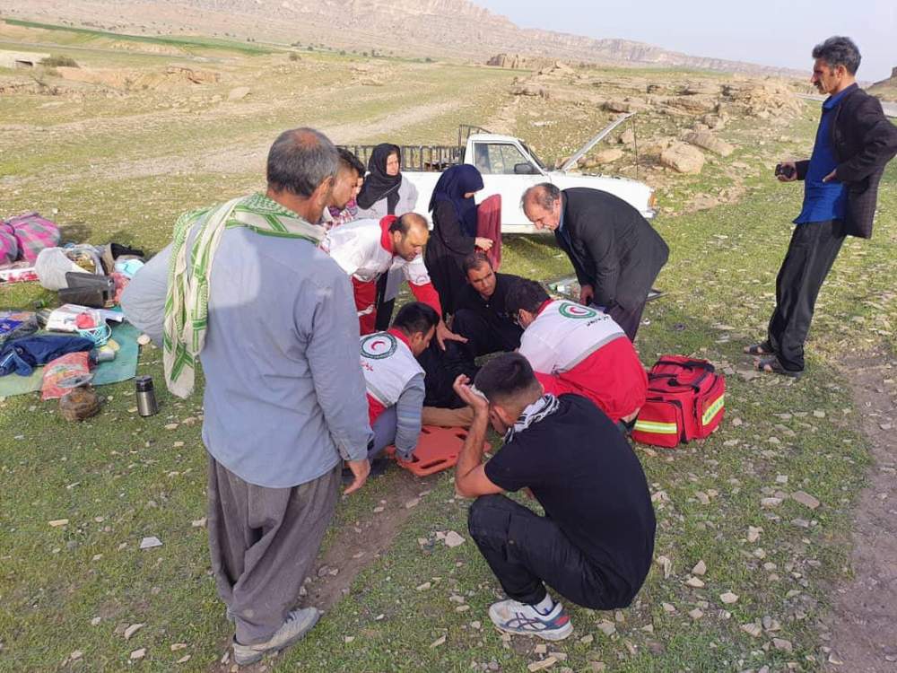 امدادرسانی نجاتگران هلال‌احمر به مصدومان حادثه واژگونی وانت پیکان در محور قدیم اندیمشک_ پل زال