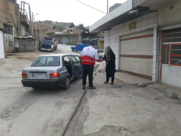 توزیع بسته های معیشتی میان نیازمندان مسجدسلیمان توسط داوطلبان هلالاحمر