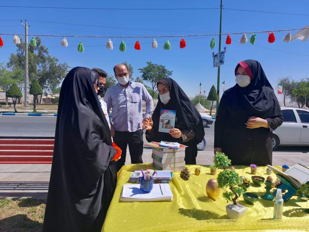 حضور کارشناسان بهداشت و خدمات رسانی در ایستگاه سلامت پست نوروزی جوانان به مسافرین نوروزی جمعیت هلال احمر شهرستان هفتکل