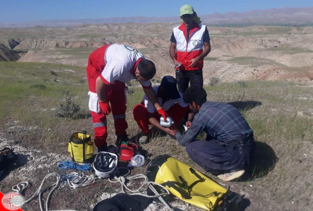 نجات چوپان گیرافتاده در کوه به همت نجاتگران جمعیت هلال احمر شهرستان باغملک