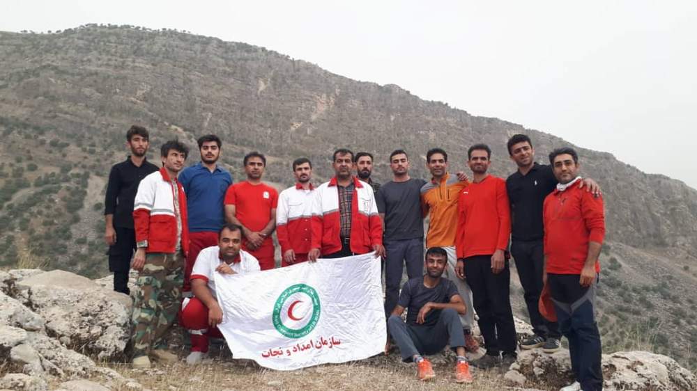 نجات افراد گرفتار و سقوط کرده از استفاده ده میران بخش سوسن توسط نجاتگران هلال احمر ایذه .