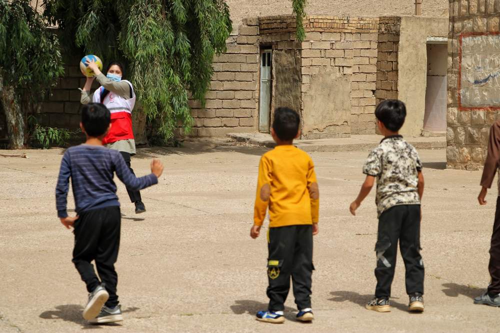 چهل لبخند، قدم بزرگ اعضای تیم سحر جمعیت هلال احمر شهرستان اندیمشک برای شادی دل کودکان محروم