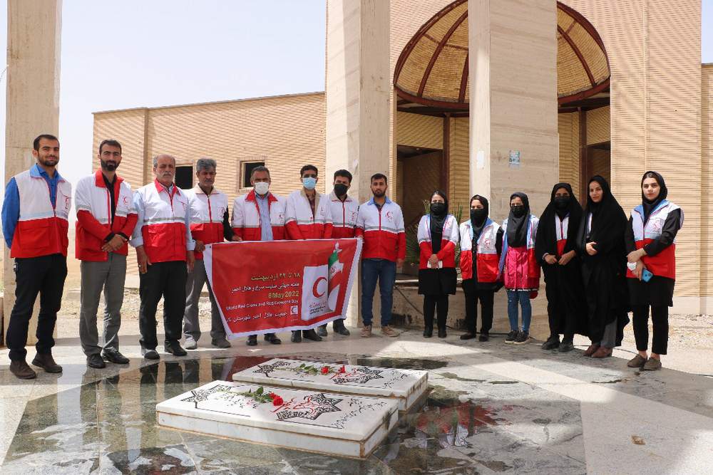 غبار روبی گلزار شهدا در شهرستان لالی به مناسبت هفتهی هلال احمر