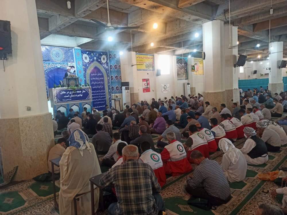 حضور پرسنل و اعضای جمعیت هلال احمر رامهرمز در نماز جمعه شهرستان به مناسبت هفته هلال احمر
