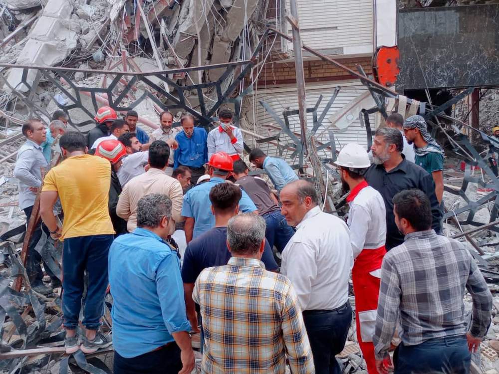امدادرسانی به  ۲۶ مصدوم در حادثه ریزش ساختمان متروپل آبادان⁣