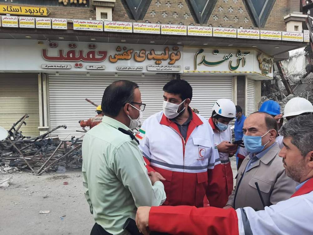 بازدید میدانی رییس جمعیت هلال احمر کشور از محل حادثه ساختمان متروپل آبادان