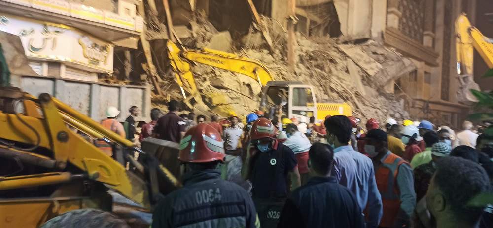 آوار برداری ساختمان مترو پل آبادان با مشارکت نجاتگران هلال احمر ادامه دارد. 