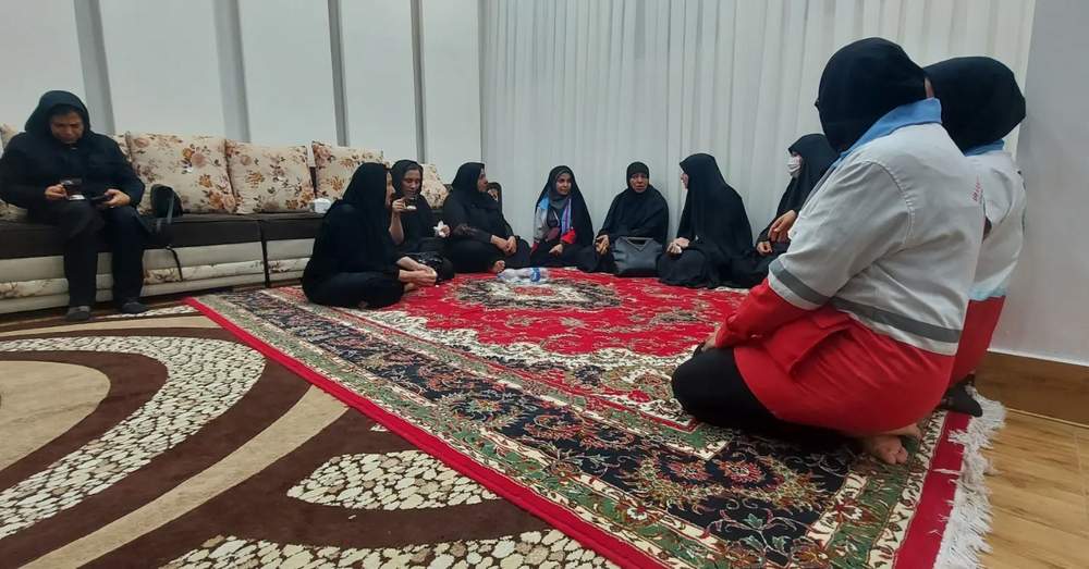 ⁣گزارش تصویری؛ تیم حمایت روانی معاونت امور جوانان جمعیت هلال احمر خوزستان:⁣⁣⁣ ⁣⁣ از دیدار با خانواده متوفیان، صالحیان پور،بحرانی پور،دریس و ابراهیمی،فعالیت های حمایتی تا توزیع میان وعده به امدادگران حادثه متروپل⁣⁣