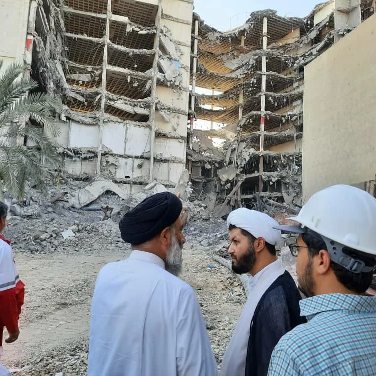 دیدار مسئول دفتر نمایندگی ولی فقیه در جمعیت هلال احمر خوزستان با خانواده متوفیان حادثه ریزش ساختمان متروپل در آبادان.