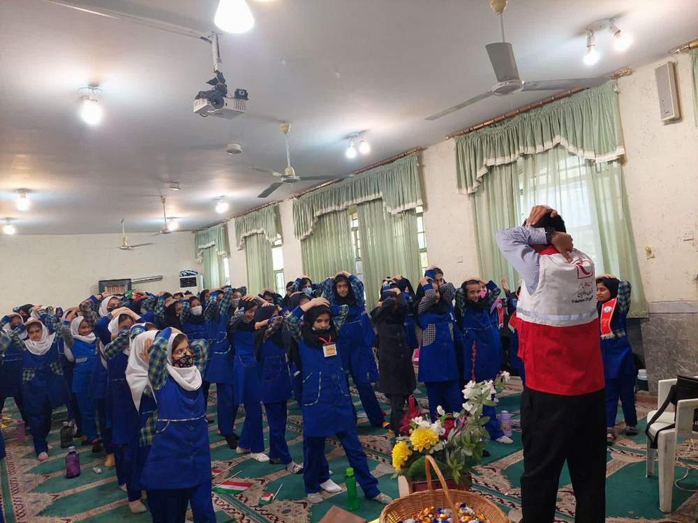 برگزاری مانور زلزله در مدارس و خانه های هلال شهرستان شوشتر توسط جمعیت هلال احمر شوشتر