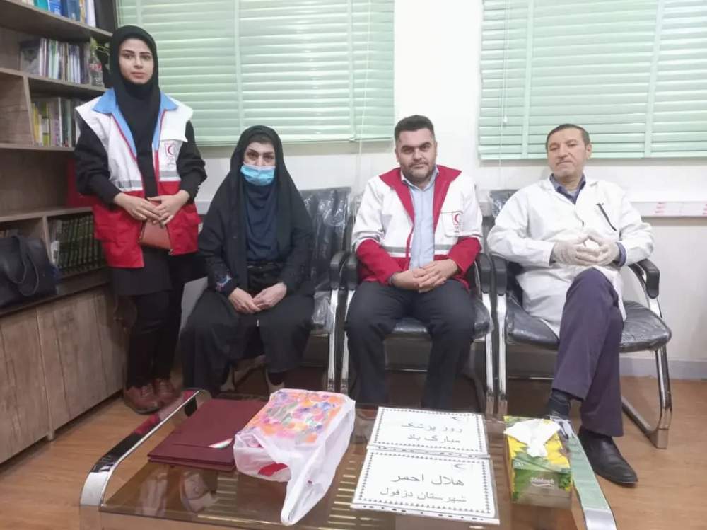 از پزشک داوطلب هلال احمر دزفول به مناسبت روز پزشک تقدیر شد