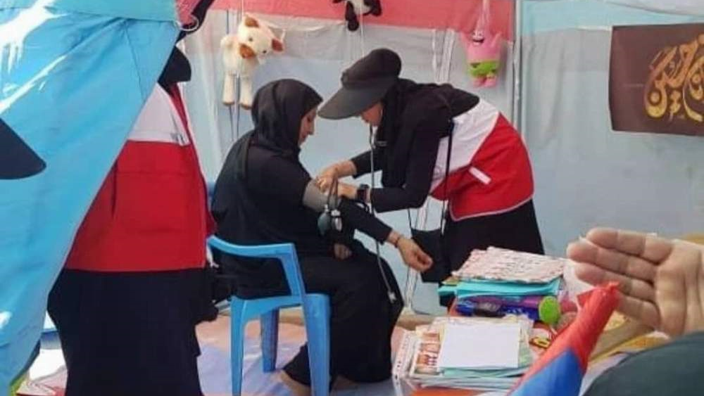 جوانان بشر دوست هلالاحمر خوزستان پا به پای امدادگران مشغول خدمت رسانی به زوار حسینی هستند