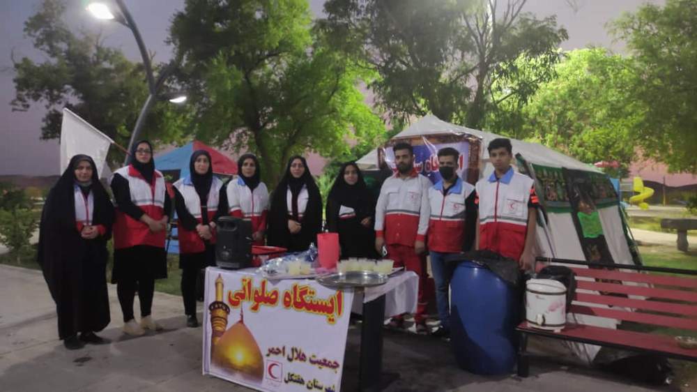 فعالیت اعضای جوانان جمعیت هلال احمر شهرستان هفتکل با برپایی فضای دوستدارکودک ، ایستگاه صلواتی و ایستگاه سلامت در روز اربعین حسینی