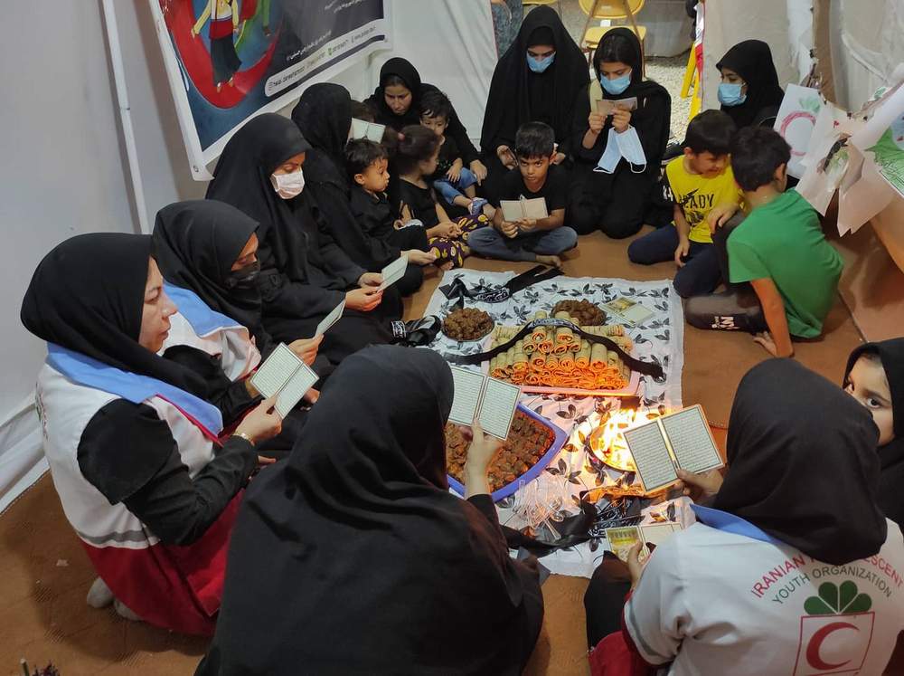 جوانان جمعیت هلالاحمر بهبهان دین خود را به زوار اربعین حسینی ادا کردند